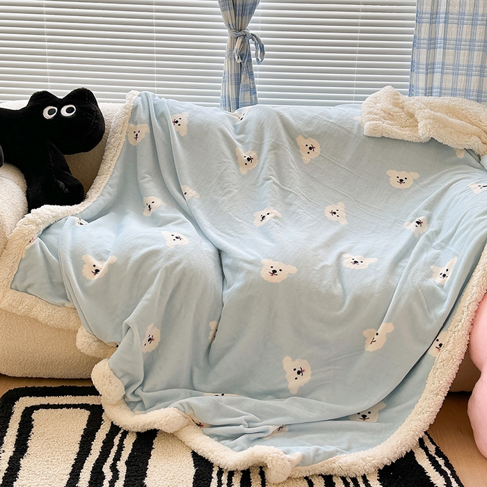 91家纺网 家纺一手货源 找家纺 昔可家纺 2023新款ins风牛奶绒羊羔绒印花毛毯（风格二） 蓝底小白熊