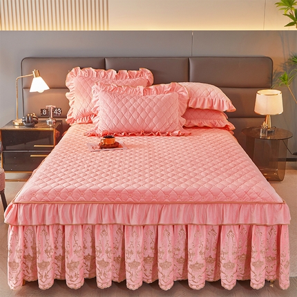 91家纺网 家纺一手货源 找家纺 罗艺轩 2024新款欧洲风情宝宝绒可拆卸夹棉床裙三件套 樱花粉