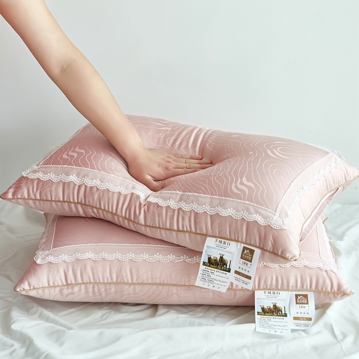 91家纺网 家纺一手货源 找家纺 拾光枕芯 2023新款羊绒蕾丝枕 粉色