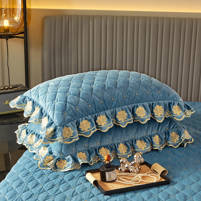 91家纺网 家纺一手货源 找家纺 罗艺轩 2024新款花季宝宝绒全套夹棉絎缝加厚系列床裙三件套 绅士蓝