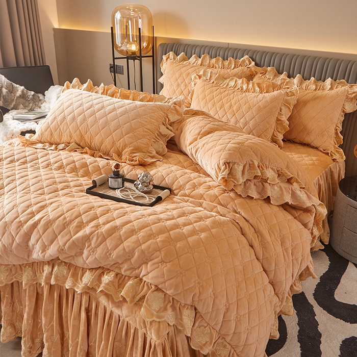 91家纺网 家纺一手货源 找家纺 罗艺轩 2024新款花季宝宝绒全套夹棉絎缝加厚系列床裙套件 香槟金