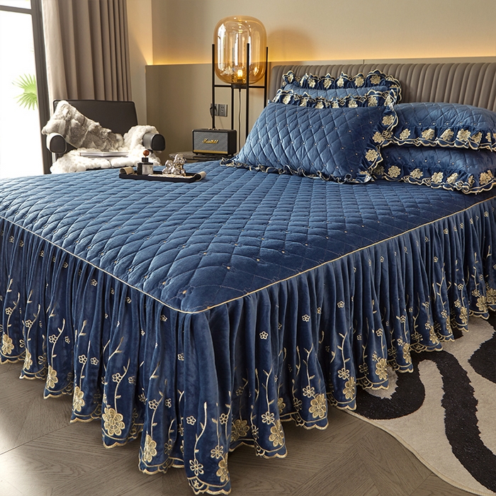 91家纺网 家纺一手货源 找家纺 罗艺轩 2024新款花季宝宝绒全套夹棉絎缝加厚系列床裙三件套 宝石蓝