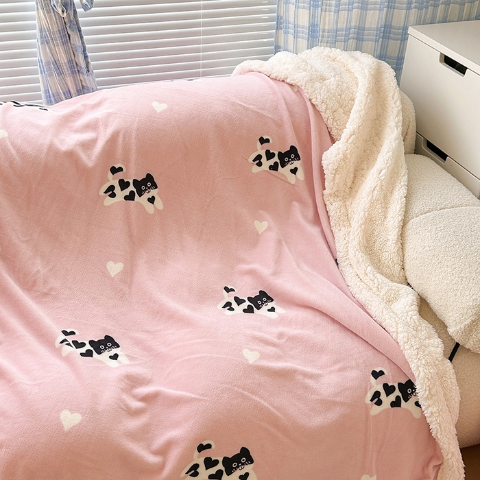 91家纺网 家纺一手货源 找家纺 昔可家纺 2023新款ins风牛奶绒羊羔绒印花毛毯（风格二） 爱心小黑猫