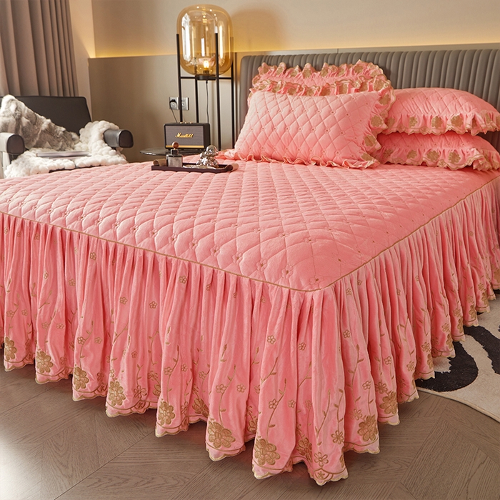 91家纺网 家纺一手货源 找家纺 罗艺轩 2024新款花季宝宝绒全套夹棉絎缝加厚系列床裙三件套 樱花粉