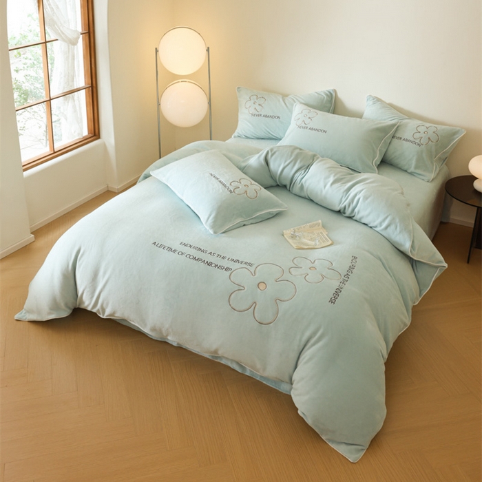 91家纺网 家纺一手货源 找家纺 万盛家纺 2025新款牛奶绒简约绣花四件套 艾草绿