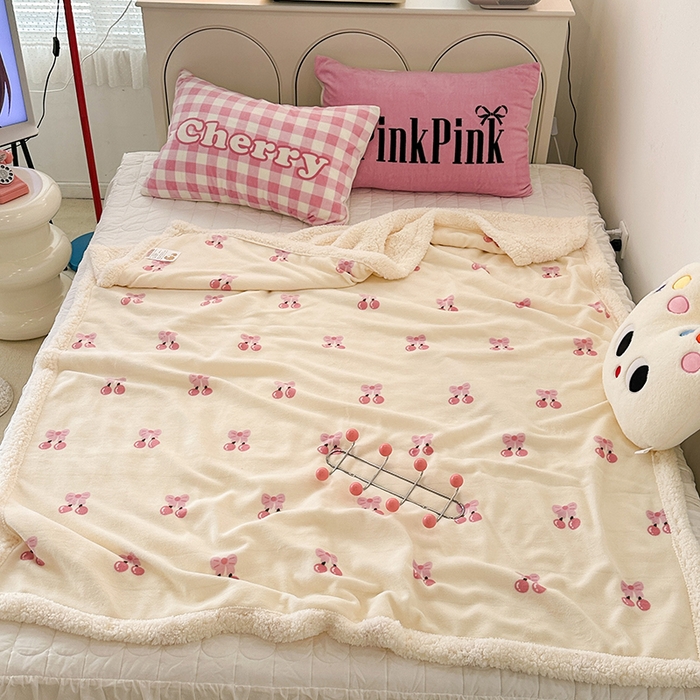 91家纺网 家纺一手货源 找家纺 昔可家纺 2023新款ins风牛奶绒羊羔绒印花毛毯（风格一） 一口樱桃
