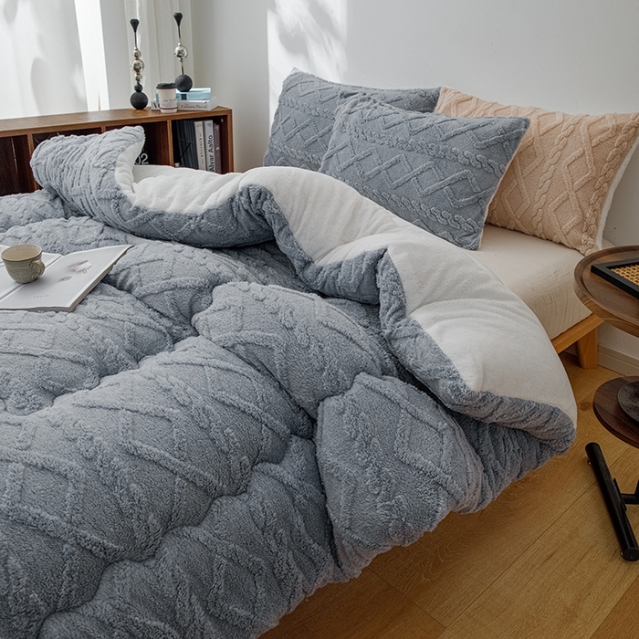 91家纺网 家纺一手货源 找家纺 雅蔓依 2025新款塔芙绒羊羔绒冬被被子被芯 典雅灰