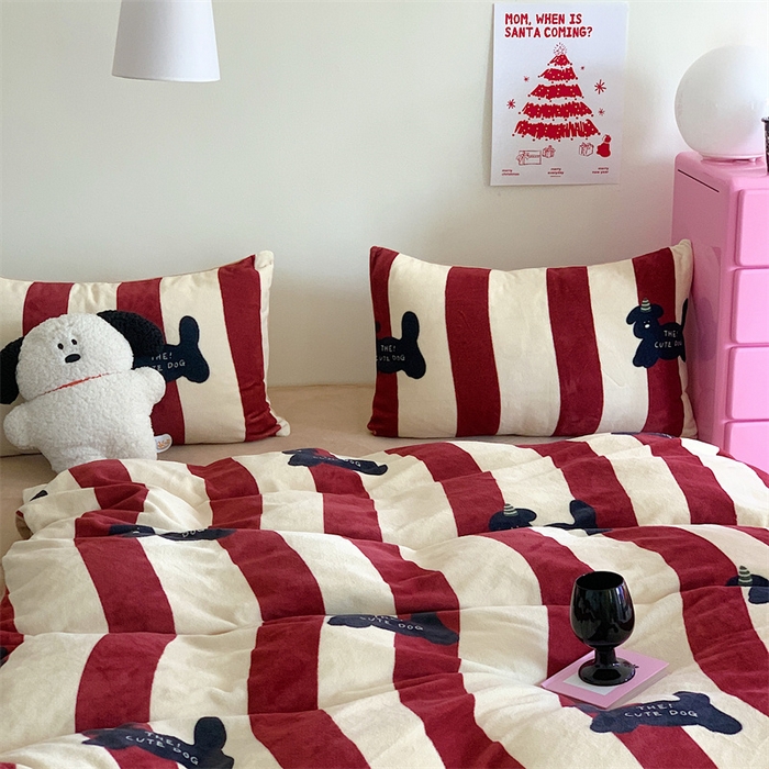 91家纺网 家纺一手货源 找家纺 星期八 2023新款210g双面牛奶绒印花四件套 条纹狗狗红