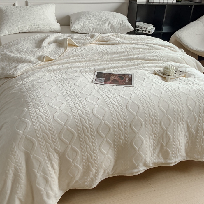 91家纺网 家纺一手货源 找家纺 宜家坊 新款秋冬高克重法莱绒羊羔绒立体剪花纯色多功能毛毯 奶油白