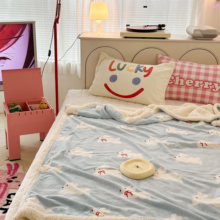 91家纺网 家纺一手货源 找家纺 昔可家纺 2023新款ins风牛奶绒羊羔绒印花毛毯（风格一） 丝带小兔蓝