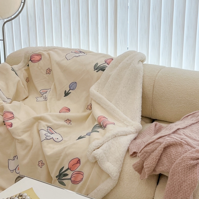 91家纺网 家纺一手货源 找家纺 昔可家纺 2023新款ins风牛奶绒羊羔绒印花毛毯（风格二） 粉粉郁金兔