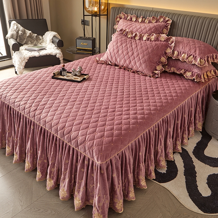 91家纺网 家纺一手货源 找家纺 罗艺轩 2024新款花季宝宝绒全套夹棉絎缝加厚系列床裙三件套 豆沙粉