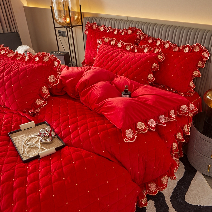 91家纺网 家纺一手货源 找家纺 罗艺轩 2024新款花季宝宝绒全套夹棉絎缝加厚系列床裙套件 喜庆红