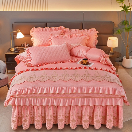 91家纺网 家纺一手货源 找家纺 罗艺轩 2024新款欧洲风情宝宝绒可拆卸夹棉床裙四件套 樱花粉