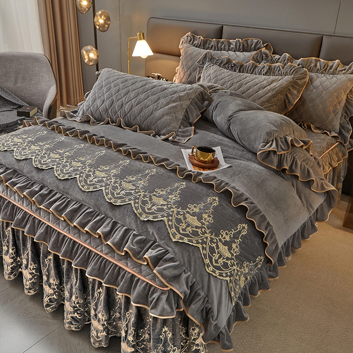 91家纺网 家纺一手货源 找家纺 罗艺轩 2024新款欧洲风情宝宝绒可拆卸夹棉床裙四件套 高级灰