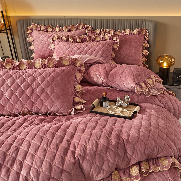 91家纺网 家纺一手货源 找家纺 罗艺轩 2024新款花季宝宝绒全套夹棉絎缝加厚系列床裙套件 豆沙粉