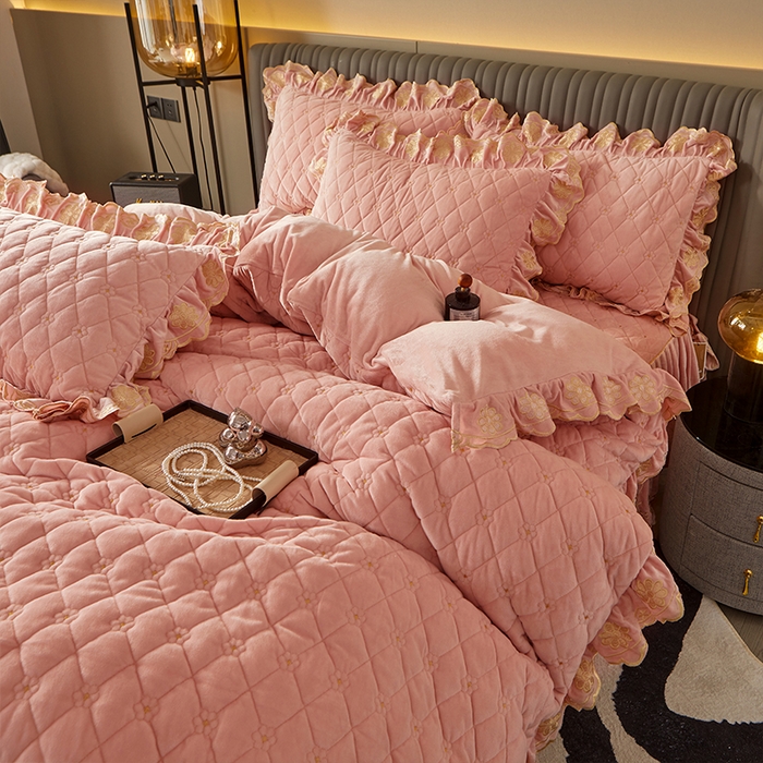 91家纺网 家纺一手货源 找家纺 罗艺轩 2024新款花季宝宝绒全套夹棉絎缝加厚系列床裙套件 美人玉