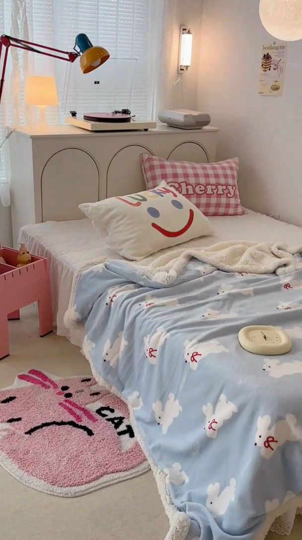 91家纺网 家纺一手货源 找家纺 昔可家纺 2023新款ins风牛奶绒羊羔绒印花毛毯（风格一） 丝带小兔蓝