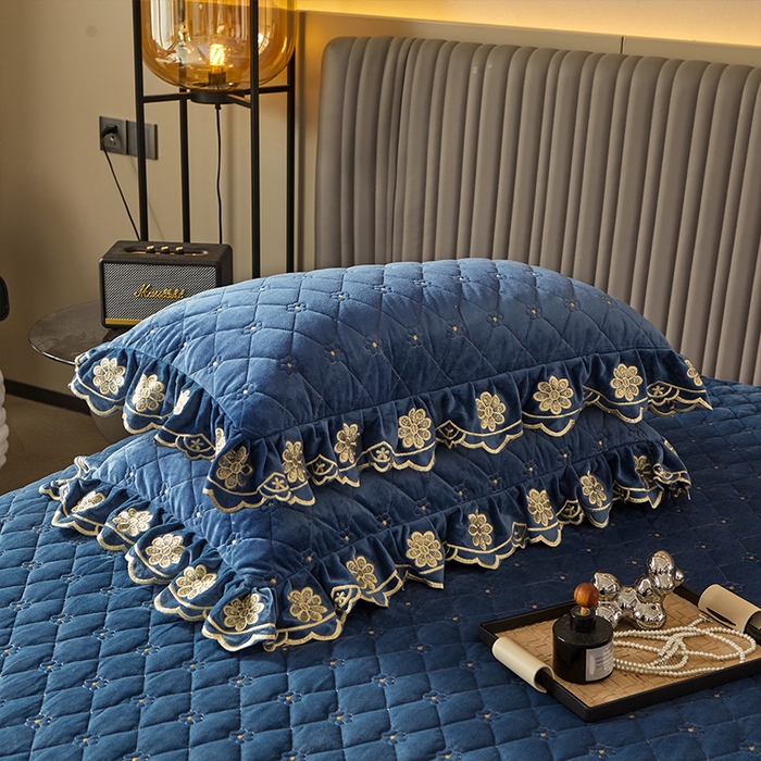 91家纺网 家纺一手货源 找家纺 罗艺轩 2024新款花季宝宝绒全套夹棉絎缝加厚系列床裙三件套 宝石蓝