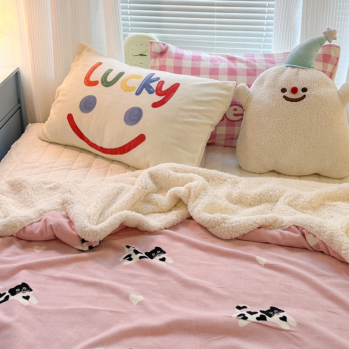 91家纺网 家纺一手货源 找家纺 昔可家纺 2023新款ins风牛奶绒羊羔绒印花毛毯（风格一） 爱心小黑猫