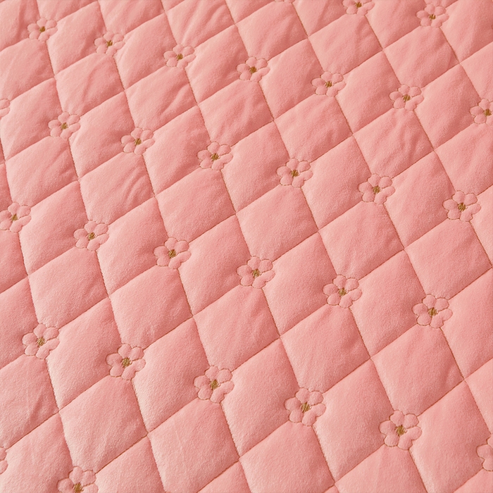 91家纺网 家纺一手货源 找家纺 罗艺轩 2024新款花季宝宝绒全套夹棉絎缝加厚系列床裙三件套 樱花粉