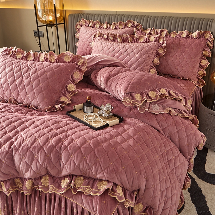 91家纺网 家纺一手货源 找家纺 罗艺轩 2024新款花季宝宝绒全套夹棉絎缝加厚系列床裙套件 豆沙粉