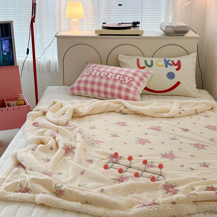 91家纺网 家纺一手货源 找家纺 昔可家纺 2023新款ins风牛奶绒羊羔绒印花毛毯（风格一） 午后茶花