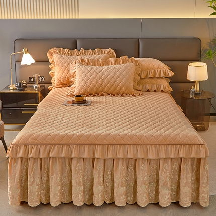 91家纺网 家纺一手货源 找家纺 罗艺轩 2024新款欧洲风情宝宝绒可拆卸夹棉床裙三件套 香槟金