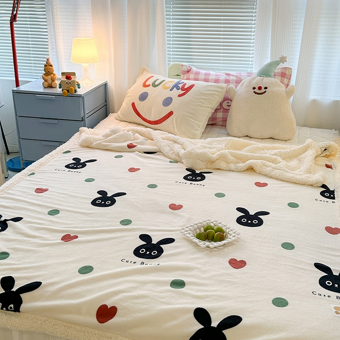 91家纺网 家纺一手货源 找家纺 昔可家纺 2023新款ins风牛奶绒羊羔绒印花毛毯（风格一） 波点小黑兔