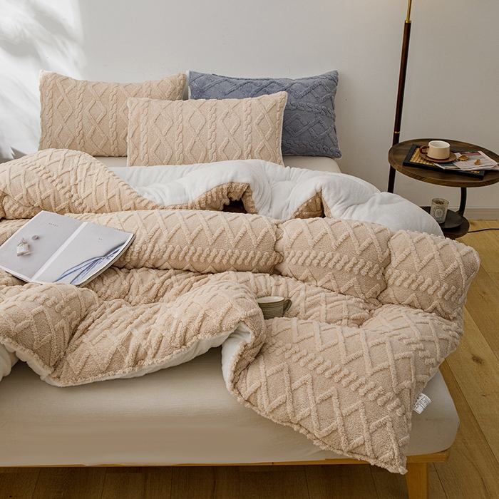 91家纺网 家纺一手货源 找家纺 雅蔓依 2025新款塔芙绒羊羔绒冬被被子被芯 卡其色