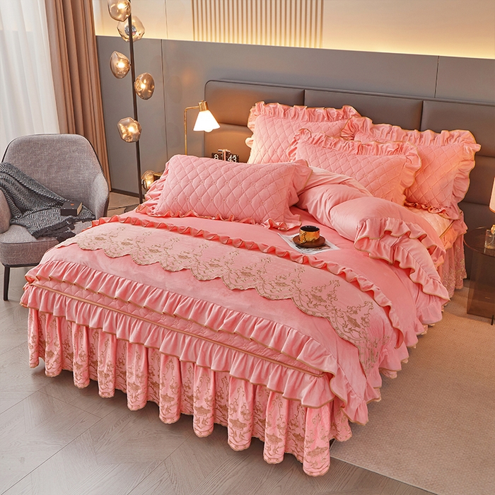 91家纺网 家纺一手货源 找家纺 罗艺轩 2024新款欧洲风情宝宝绒可拆卸夹棉床裙四件套 樱花粉