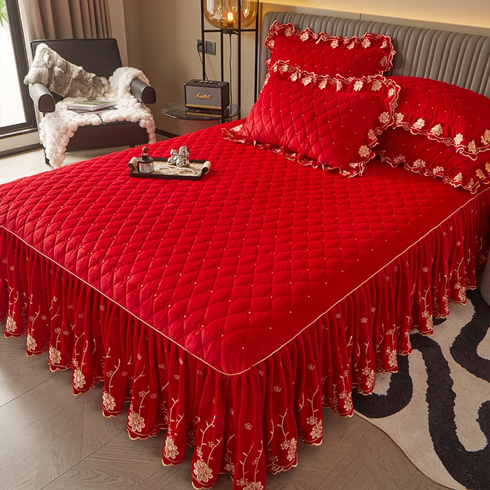 91家纺网 家纺一手货源 找家纺 罗艺轩 2024新款花季宝宝绒全套夹棉絎缝加厚系列床裙三件套 喜庆红