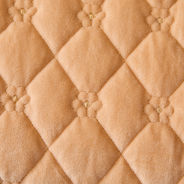 91家纺网 家纺一手货源 找家纺 罗艺轩 2024新款花季宝宝绒全套夹棉絎缝加厚系列床裙三件套 香槟金