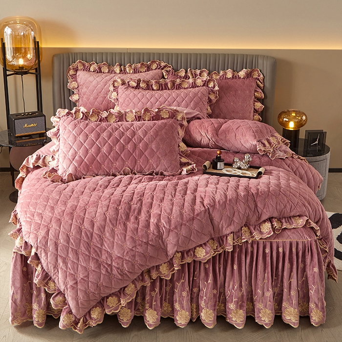 91家纺网 家纺一手货源 找家纺 罗艺轩 2024新款花季宝宝绒全套夹棉絎缝加厚系列床裙套件 豆沙粉