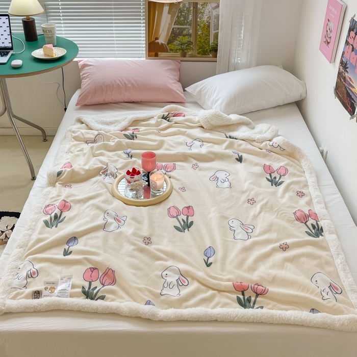 91家纺网 家纺一手货源 找家纺 昔可家纺 2023新款ins风牛奶绒羊羔绒印花毛毯（风格一） 粉粉郁金兔