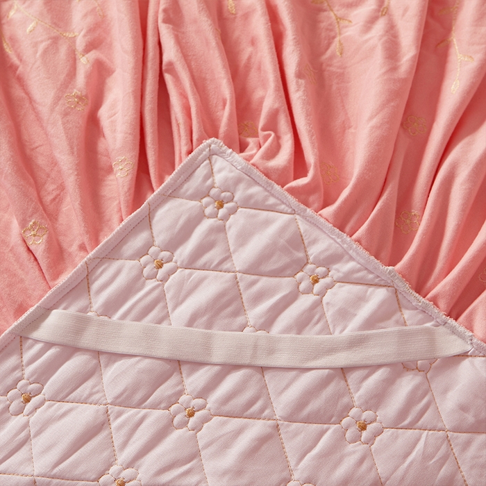 91家纺网 家纺一手货源 找家纺 罗艺轩 2024新款花季宝宝绒全套夹棉絎缝加厚系列床裙三件套 樱花粉