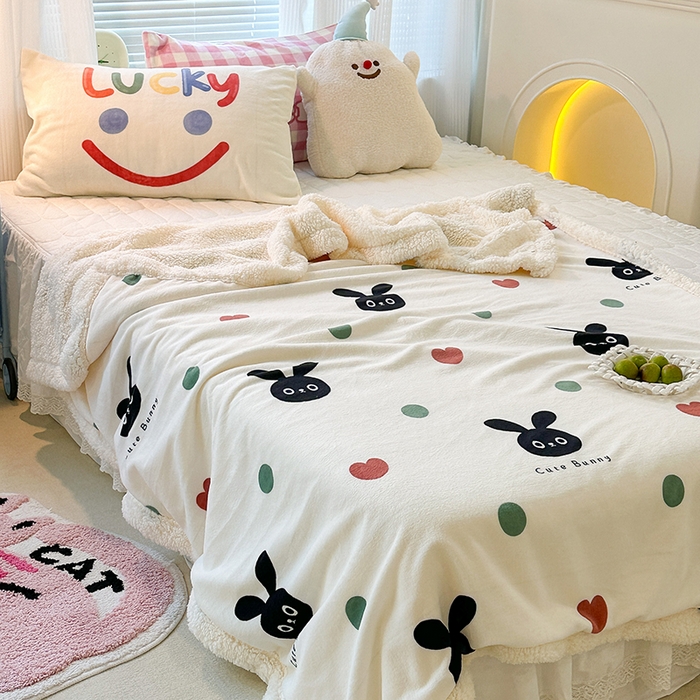 91家纺网 家纺一手货源 找家纺 昔可家纺 2023新款ins风牛奶绒羊羔绒印花毛毯（风格一） 波点小黑兔