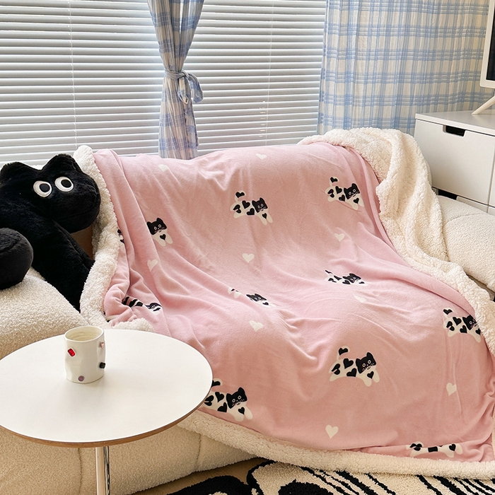 91家纺网 家纺一手货源 找家纺 昔可家纺 2023新款ins风牛奶绒羊羔绒印花毛毯（风格二） 爱心小黑猫