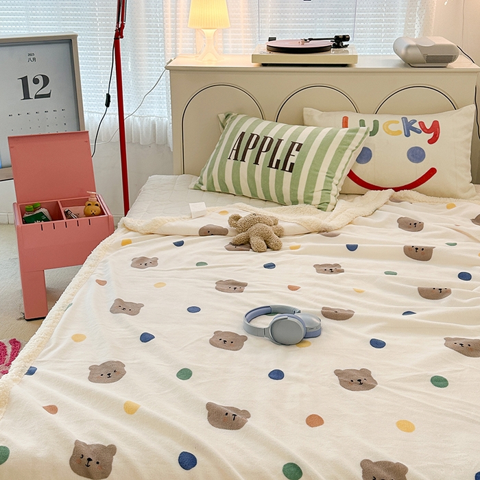 91家纺网 家纺一手货源 找家纺 昔可家纺 2023新款ins风牛奶绒羊羔绒印花毛毯（风格一） 彩色波点熊