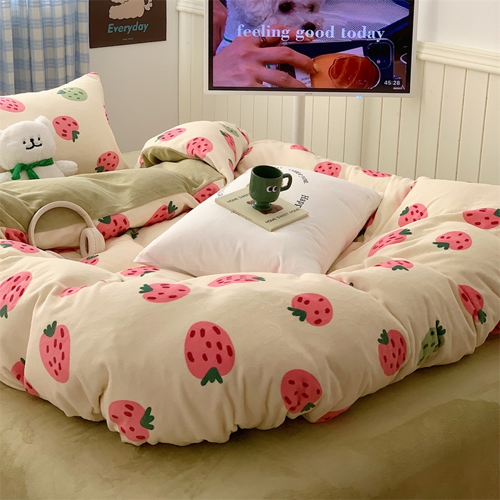 91家纺网 家纺一手货源 找家纺 星期八 2023新款210g双面牛奶绒印花四件套 小草莓