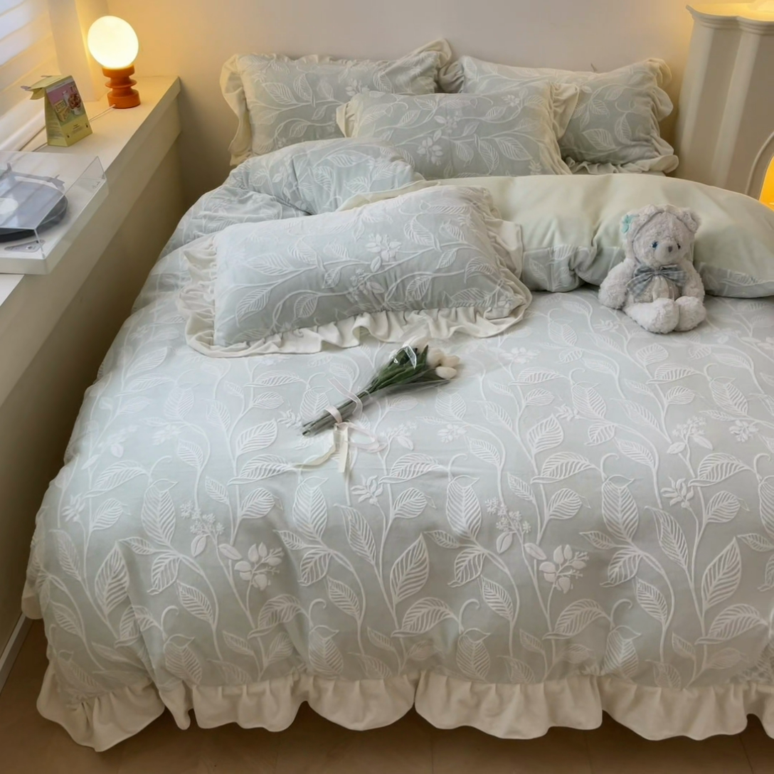 91家纺网 家纺一手货源 找家纺 琪格格纺织 2024新款暖绒蓄热全消光雕花绒花边四件套-雕花绒花边 雕花绒花边 迪娅妮 浅绿