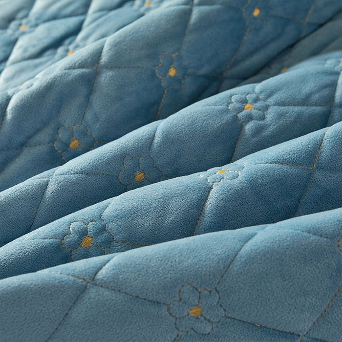 91家纺网 家纺一手货源 找家纺 罗艺轩 2024新款花季宝宝绒全套夹棉絎缝加厚系列床裙三件套 绅士蓝