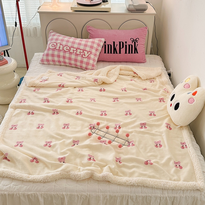 91家纺网 家纺一手货源 找家纺 昔可家纺 2023新款ins风牛奶绒羊羔绒印花毛毯（风格一） 一口樱桃