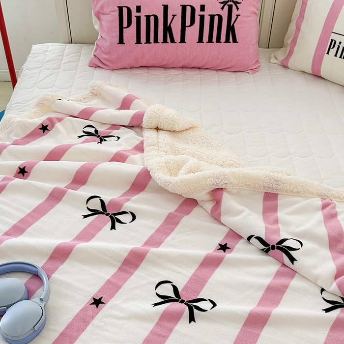 91家纺网 家纺一手货源 找家纺 昔可家纺 2023新款ins风牛奶绒羊羔绒印花毛毯（风格一） 粉条星星蝴蝶结