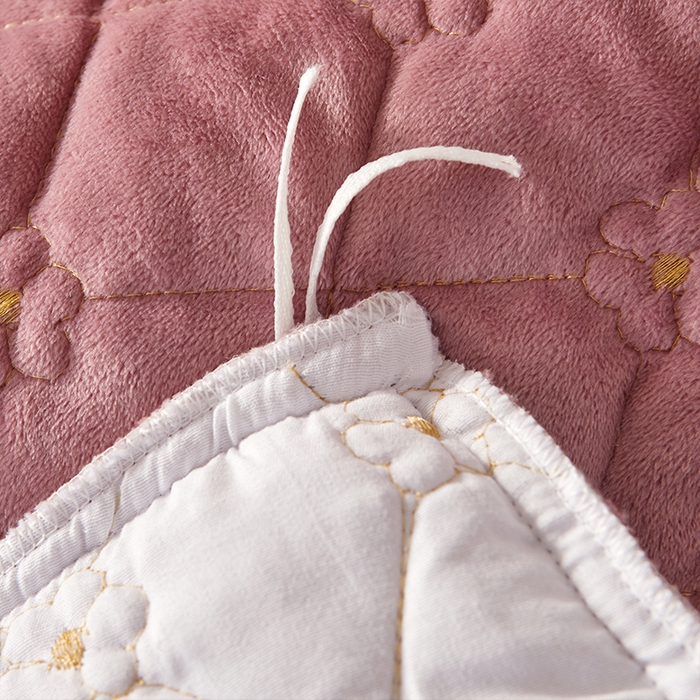 91家纺网 家纺一手货源 找家纺 罗艺轩 2024新款花季宝宝绒全套夹棉絎缝加厚系列床裙套件 豆沙粉