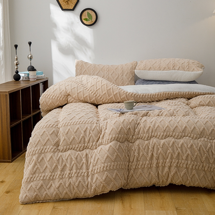 91家纺网 家纺一手货源 找家纺 雅蔓依 2025新款塔芙绒羊羔绒冬被被子被芯 卡其色