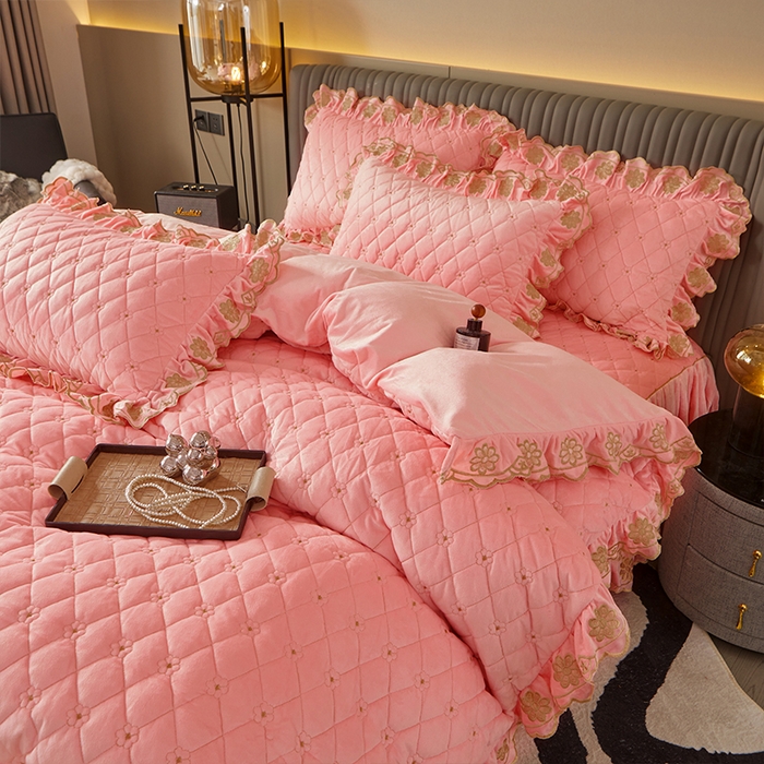 91家纺网 家纺一手货源 找家纺 罗艺轩 2024新款花季宝宝绒全套夹棉絎缝加厚系列床裙套件 樱花粉