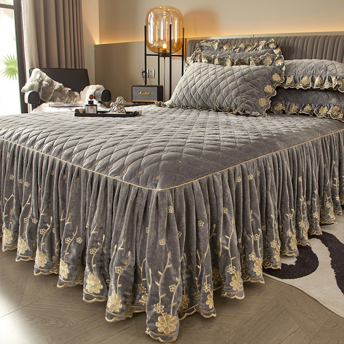 91家纺网 家纺一手货源 找家纺 罗艺轩 2024新款花季宝宝绒全套夹棉絎缝加厚系列床裙三件套 高级灰