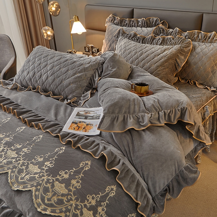 91家纺网 家纺一手货源 找家纺 罗艺轩 2024新款欧洲风情宝宝绒可拆卸夹棉床裙四件套 高级灰