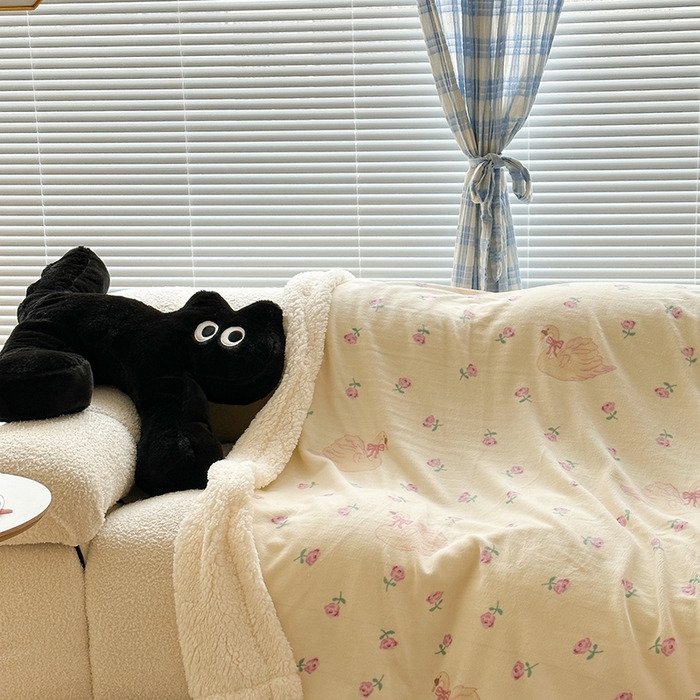 91家纺网 家纺一手货源 找家纺 昔可家纺 2023新款ins风牛奶绒羊羔绒印花毛毯（风格二） 天鹅玫瑰